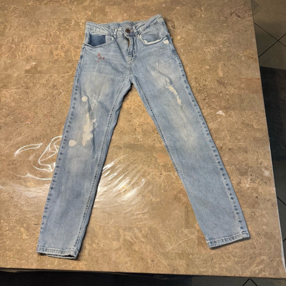 Zara boys blue denim jeans size 10
Like new condition 
Adjustable waist - Picture 2 of 8